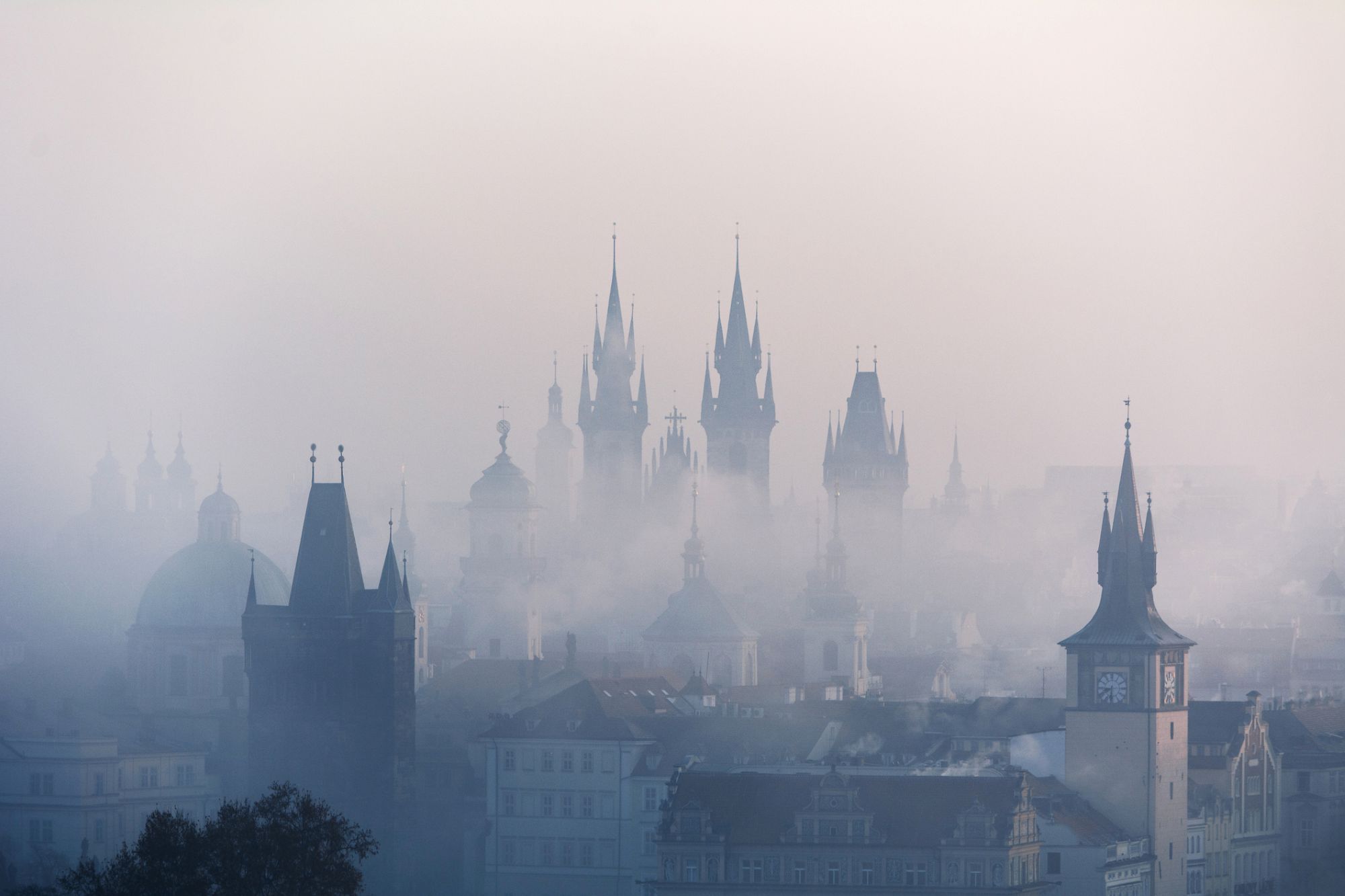 Eine mittelalterliche Stadt liegt im Nebel