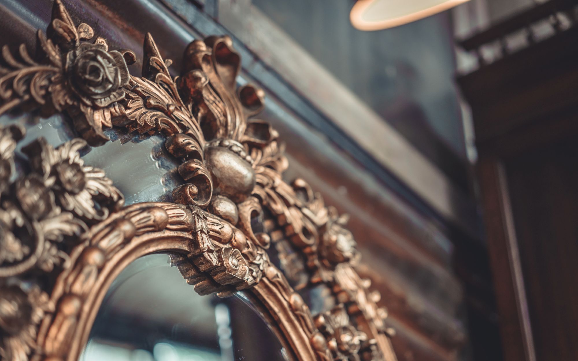 Ein antiker Spiegel hängt an einer Wand