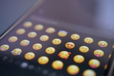 Eine Emoji-Tastatur auf dem Handy